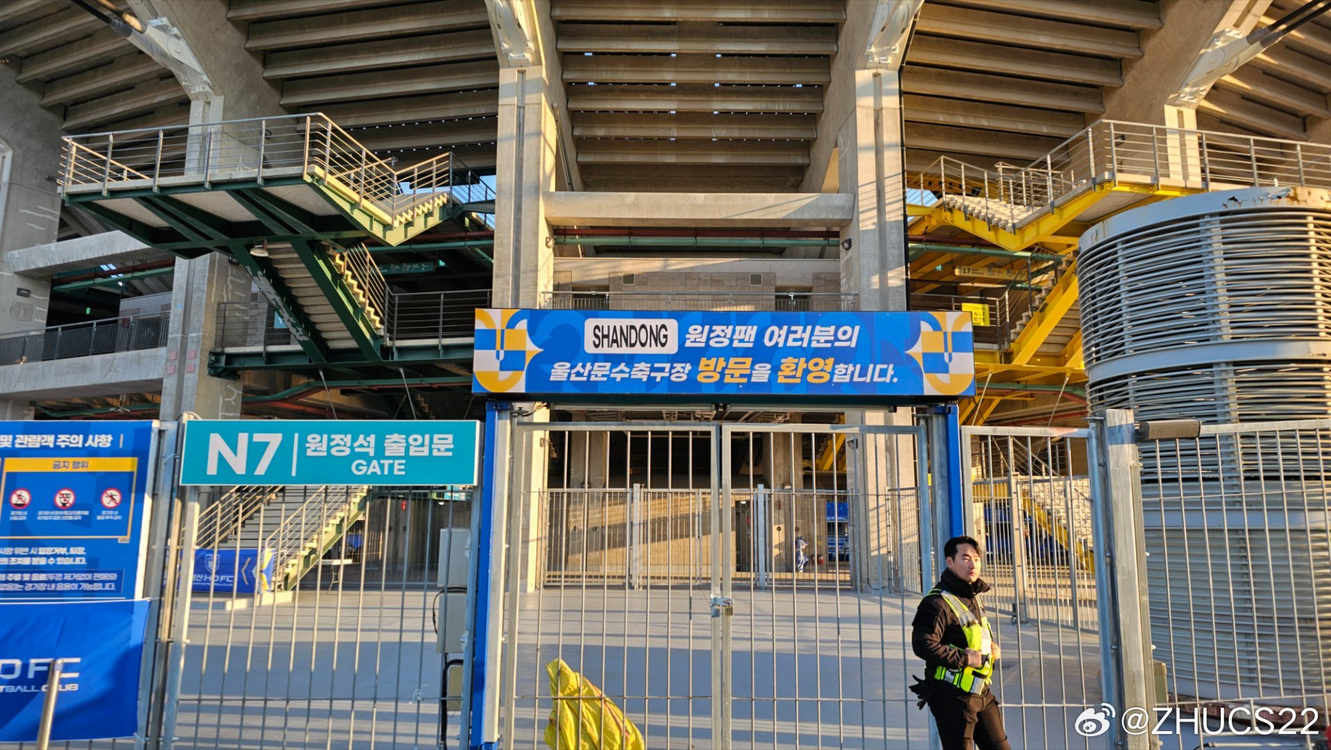博主：蔚山現(xiàn)場工作人員、轉(zhuǎn)播車、安保在準(zhǔn)備撤場，場外一片安靜