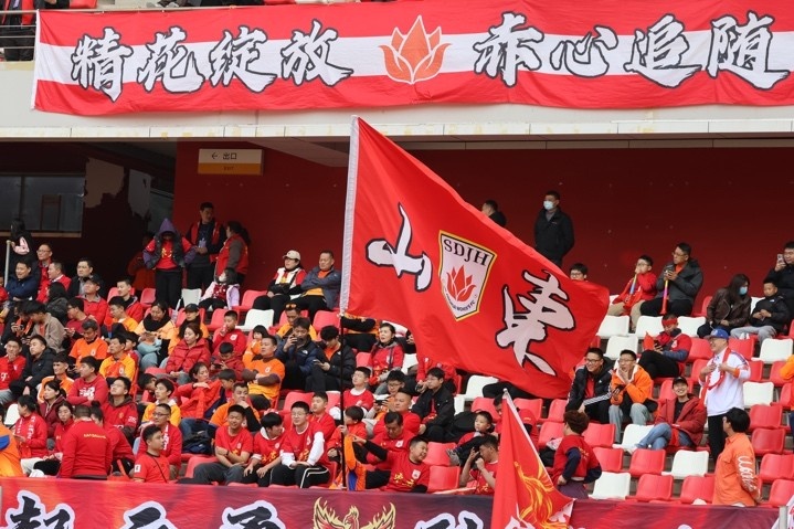 主場上萬名球迷的吶喊助威，給山東體彩女足征戰(zhàn)女超增添了能量與動力