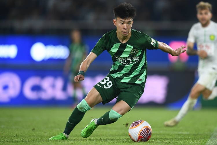 打幾分？浙江小將王鈺棟半場數(shù)據(jù)：觸球19次，2次射門0射正